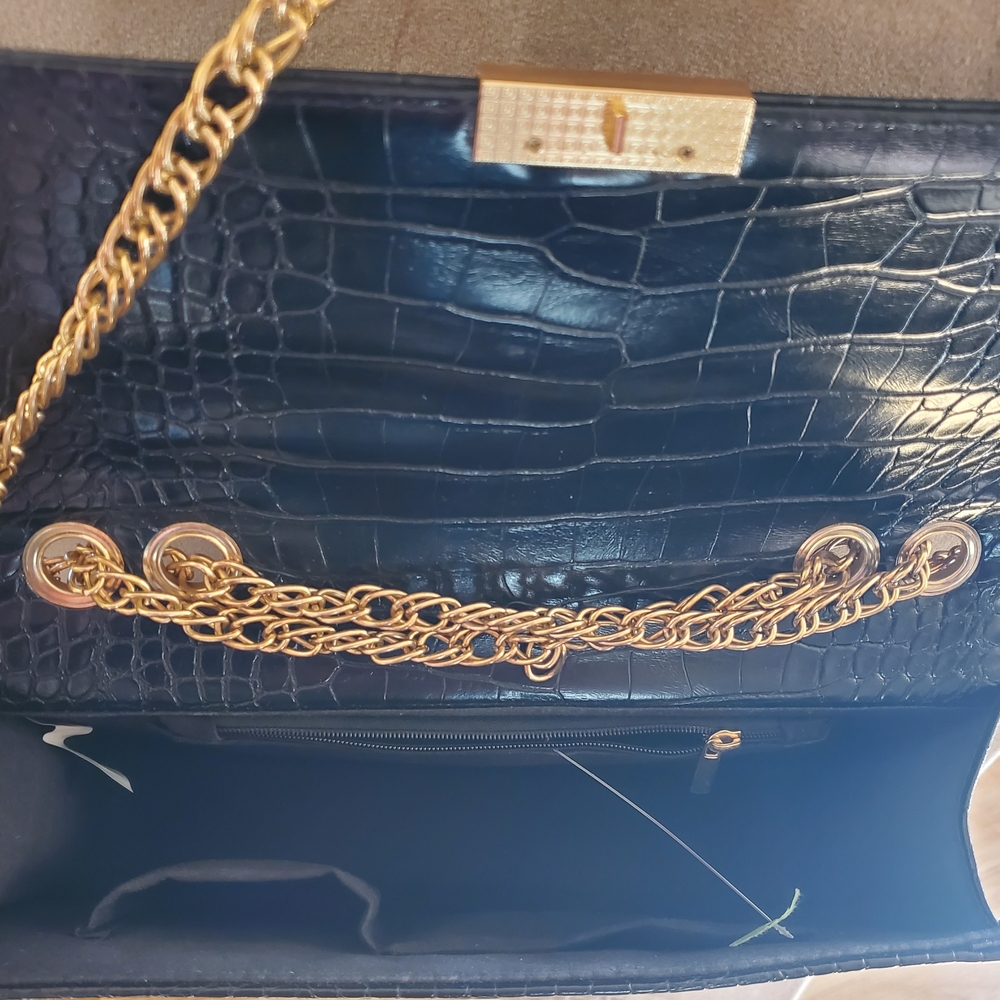 Elegant Black Croc-Embossed Chain Bag